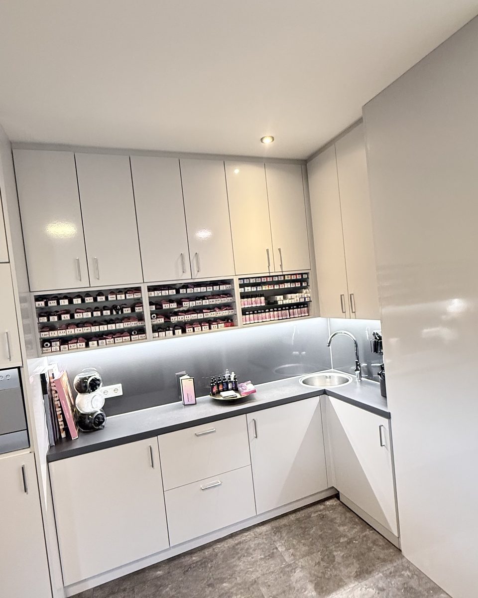 Die Farbstation mit Regalen voller Farbtuben